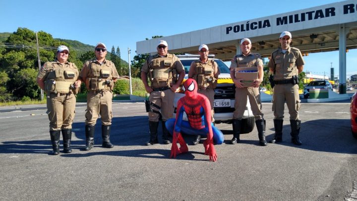 Ajuda de herói: Homem Aranha doa álcool em gel para Polícia Militar Rodoviária de SC
