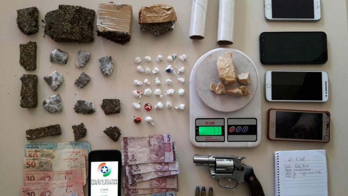 PM apreende drogas, arma de fogo e detém quatro indivíduos no loteamento Rosana em Chapecó
