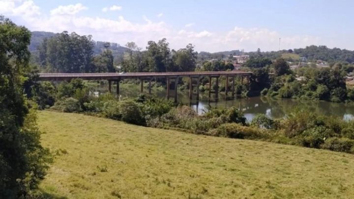 Mulher se joga de ponte mas é salva por bombeiro e policiais no Oeste SC