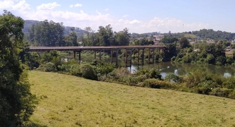 Mulher se joga de ponte mas é salva por bombeiro e policiais no Oeste SC