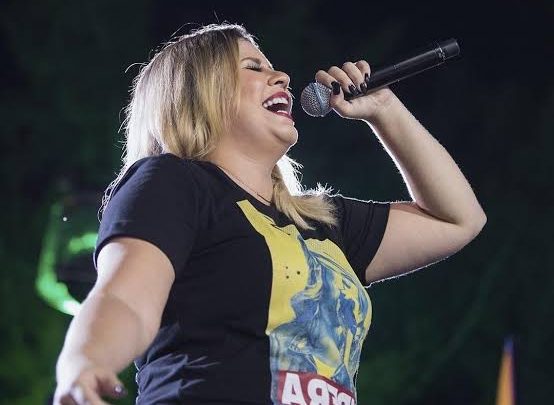Marília Mendonça faz live hoje à noite e vai destinar doações para entidade de Chapecó