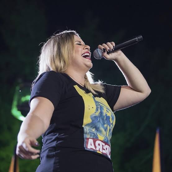 Marília Mendonça faz live hoje à noite e vai destinar doações para entidade de Chapecó