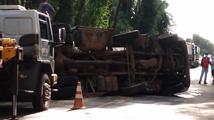 Motociclista fica gravemente ferido após caminhão tombar na pista na SC 283 em Guatambu