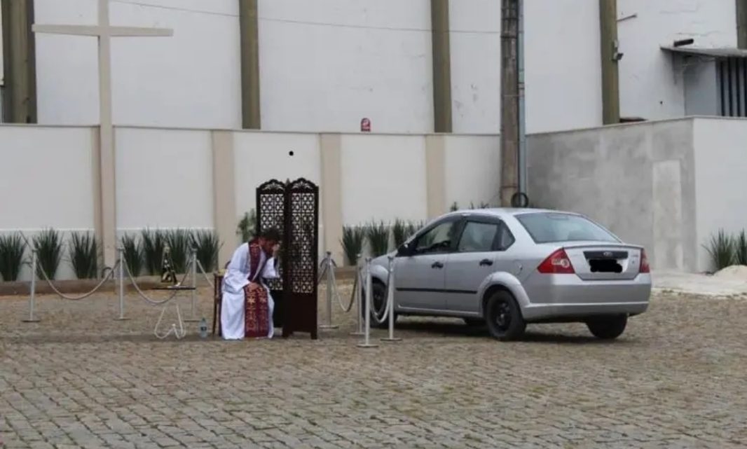 Padre faz confissão de fiéis em “drive thru” por causa do coronavírus em SC