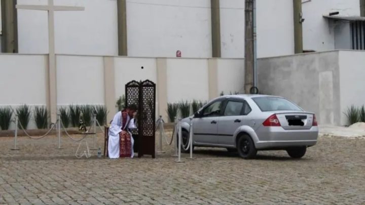 Padre faz confissão de fiéis em “drive thru” por causa do coronavírus em SC