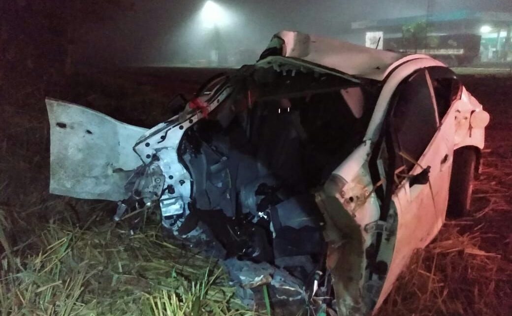 Veículo sai da pista, se parte no meio após batida em árvore e motorista é ejetado na BR 282 em Pinhalzinho