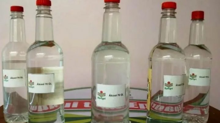 Produtores do Oeste de SC transformam cachaça em álcool no combate à Covid-19