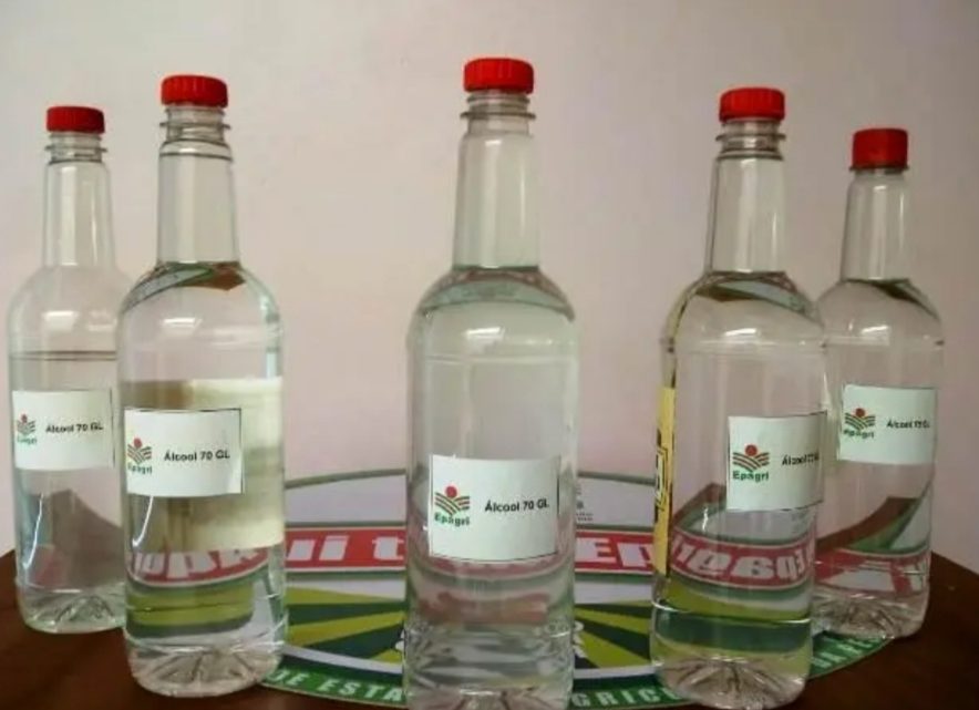 Produtores do Oeste de SC transformam cachaça em álcool no combate à Covid-19