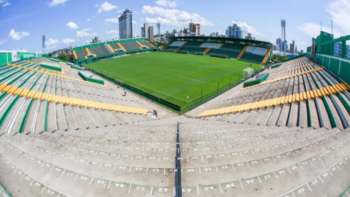 Chapecoense apresenta novo gramado da Arena Condá