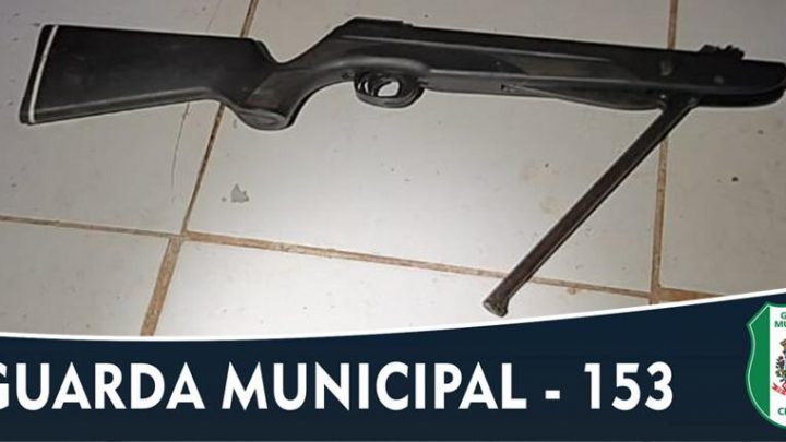 Homem é detido por posse irregular de arma de fogo após apedrejar e atirar contra casa de uma mulher