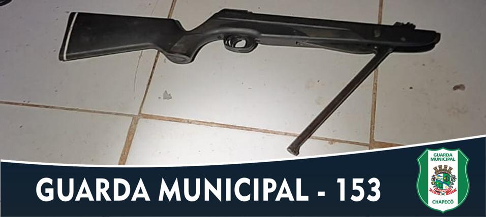 Homem é detido por posse irregular de arma de fogo após apedrejar e atirar contra casa de uma mulher