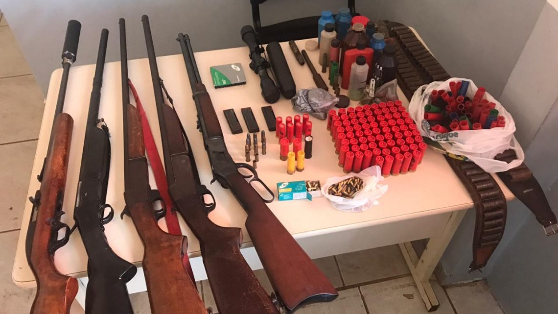 PM prende dois homens e apreende cinco armas de fogo e munições em Guatambu