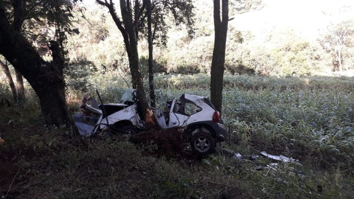 Condutor fica preso às ferragens após carro colidir contra árvores na SC-305