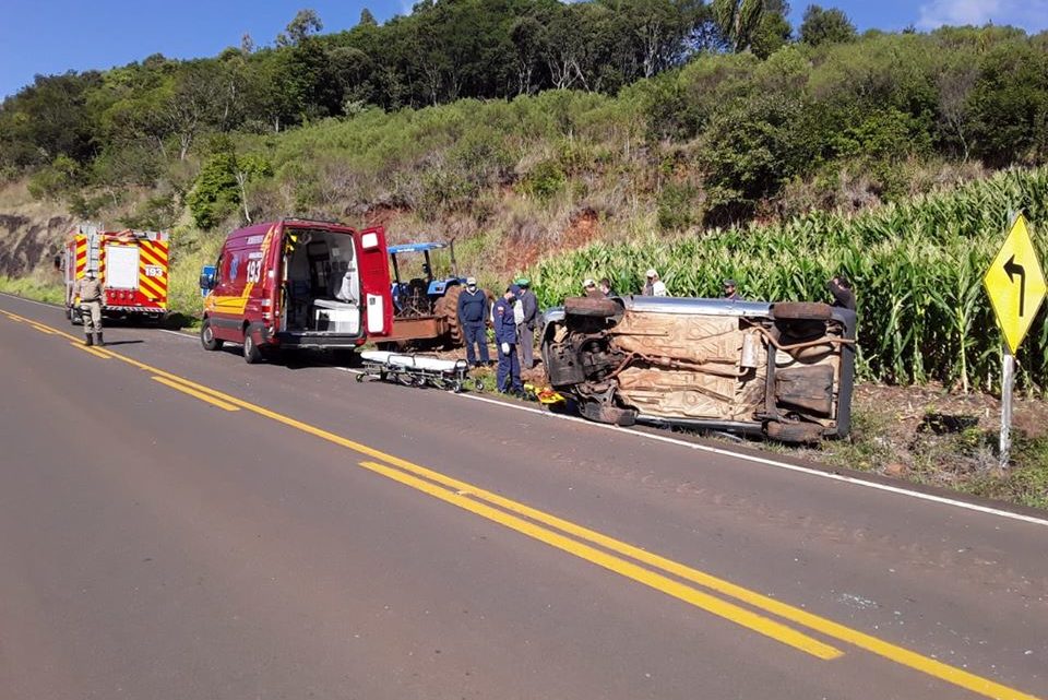 Corpo de bombeiros atendeu acidente de trânsito entre carro e máquina agrícola na SC-480