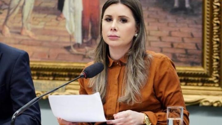 Deputada de SC que pagou hotel com verba pública para ir a protesto diz que vai devolver dinheiro