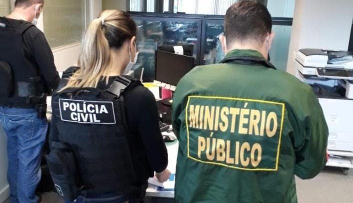 Secretário da Casa Civil, Douglas Borba presta depoimento na DEIC em Florianópolis