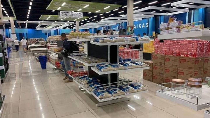 Havan passa a vender arroz e feijão para tentar reabrir lojas