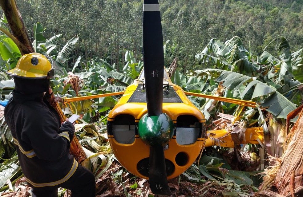 Avião agrícola faz pouso forçado em plantação de bananas em SC