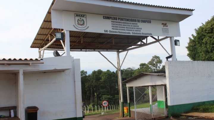 Caneladas e pontapés em partida no presídio resultam em punição grave para detento em Chapecó