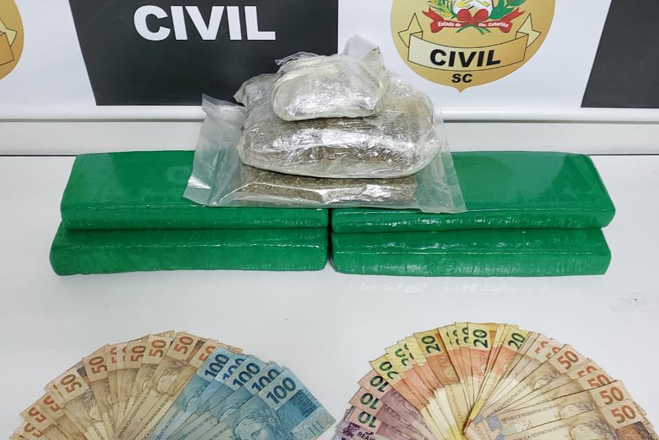 Polícia Civil realiza operação e prende quatro pessoas em Chapecó