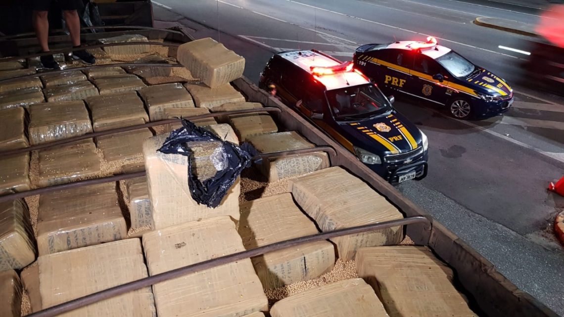 PRF flagra bitrem carregado com duas toneladas de maconha em Joinville na BR 101