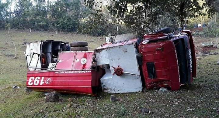 Caminhão dos Bombeiros desce ribanceira, fica destruído e deixa ferido dois soldados em Arabutã