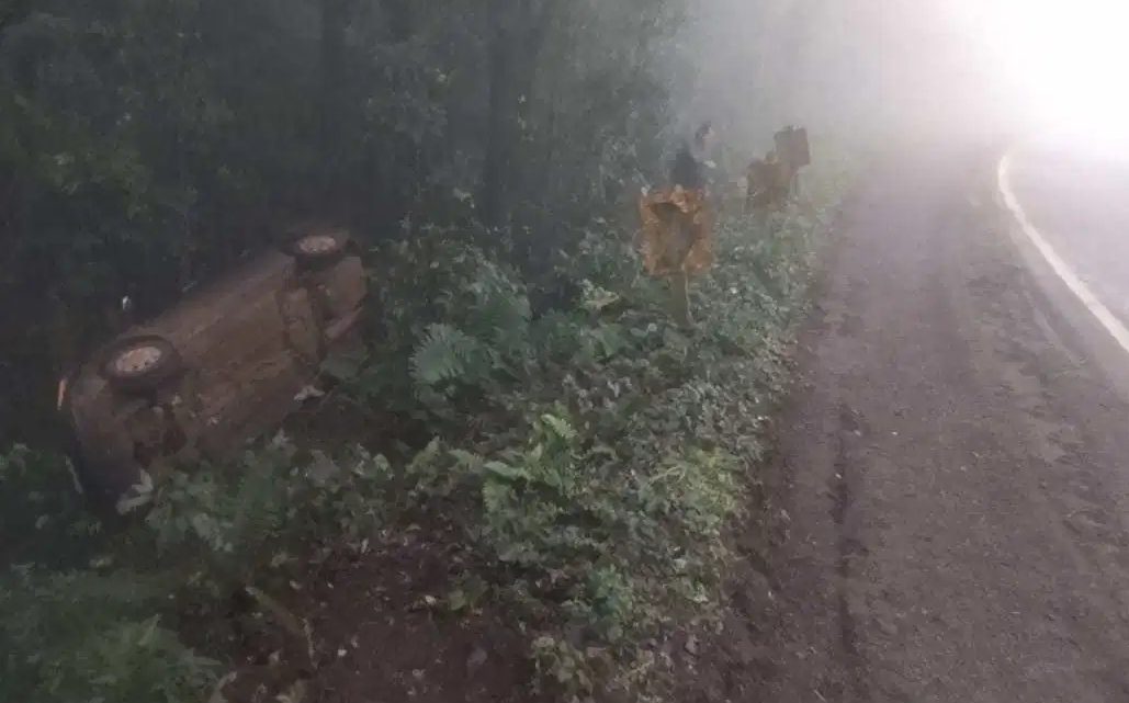 Veículo capota na SC-163 em Itapiranga