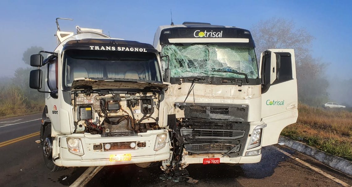 Acidente entre caminhão e carreta deixa motoristas com ferimentos leves trânsito na BR-282 em Cordilheira Alta