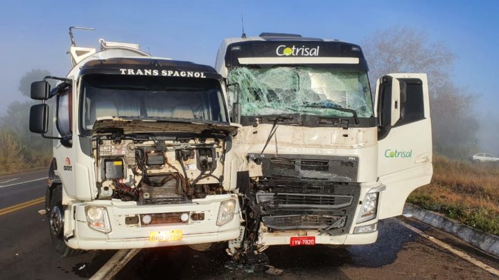 Acidente entre caminhão e carreta deixa motoristas com ferimentos leves trânsito na BR-282 em Cordilheira Alta