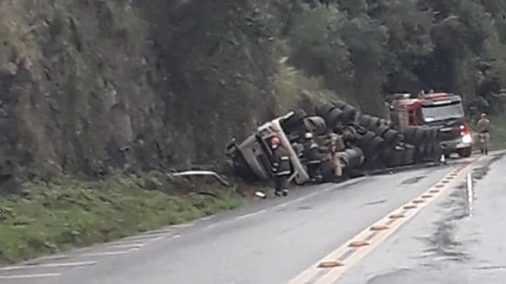 Carreta carregada com fertilizantes tomba na Curva do Passat na BR-282