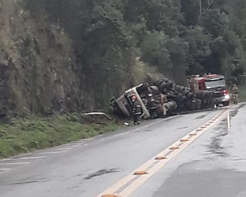 Carreta carregada com fertilizantes tomba na Curva do Passat na BR-282