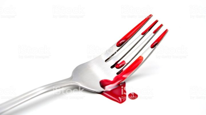 Durante churrasco, homem tenta matar o padrasto com um garfo em SC