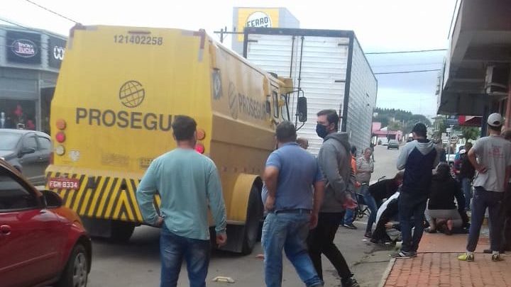 Carro forte é alvo de assalto em frente a agência bancária em Três Barras