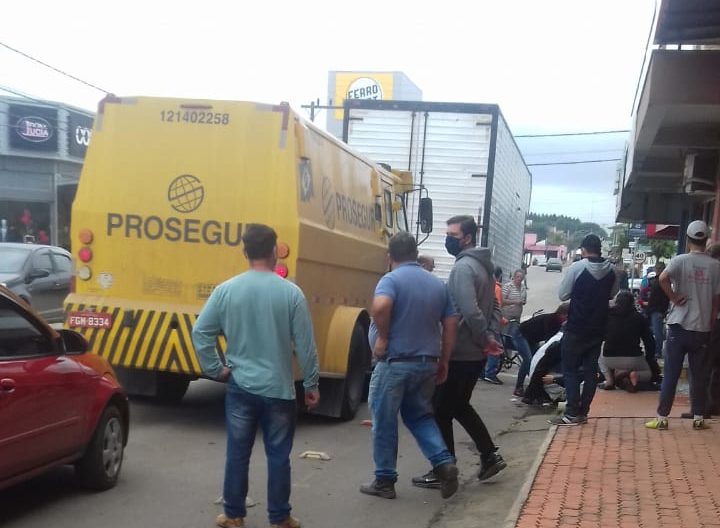 Carro forte é alvo de assalto em frente a agência bancária em Três Barras