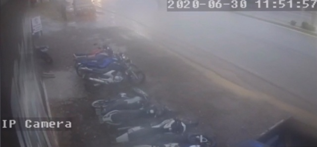 VÍDEO: Força do vento derruba motocicletas em estabelecimento de São Miguel do Oeste
