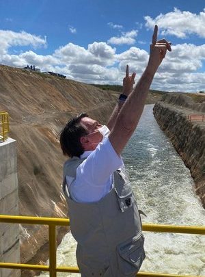Bolsonaro inaugura no Ceará trecho da transposição do São Francisco