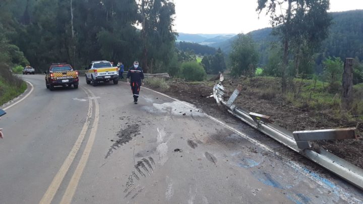 Caminhão carregado óleo diesel sai da pista e despenca em ribanceira na SC-154