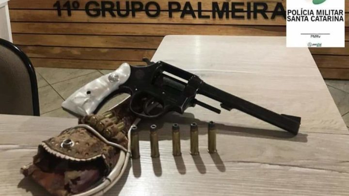 Mulher é flagrada com revólver na cintura em abordagem da Polícia Militar Rodoviária