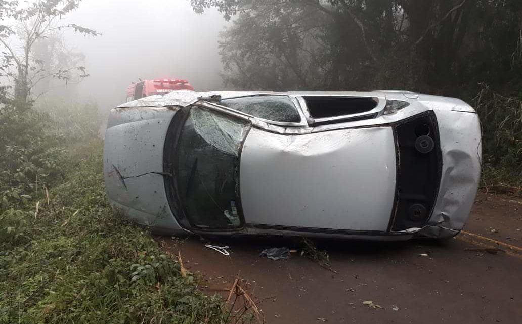 Uma pessoa fica ferida após veículo capotar na SC-155