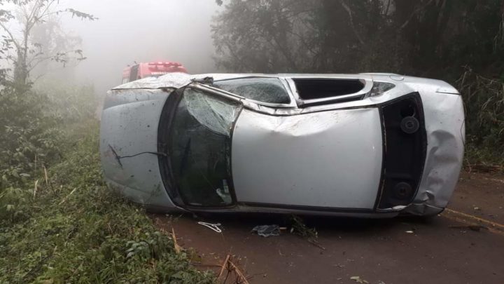 Uma pessoa fica ferida após veículo capotar na SC-155