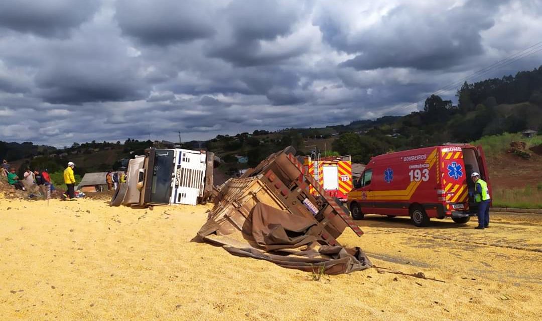 Carreta carregada de milho tomba na SC-480 em Galvão