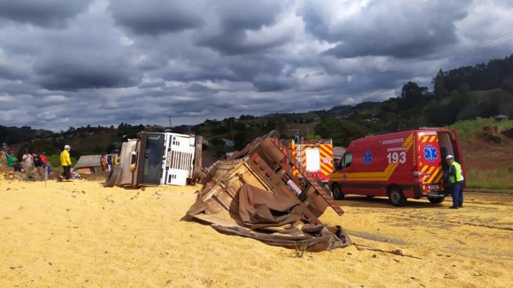 Carreta carregada de milho tomba na SC-480 em Galvão
