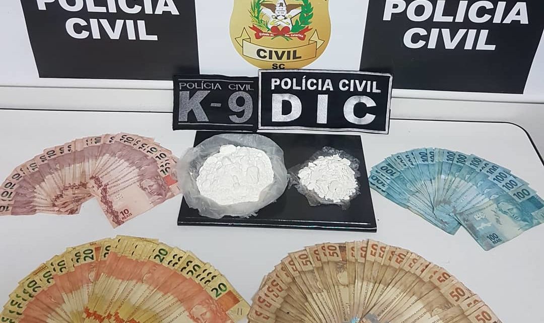 Polícia Civil realiza operação contra o tráfico de drogas e apreende crack, dinheiro, rádios comunicadores e prende quatro pessoas em Chapecó