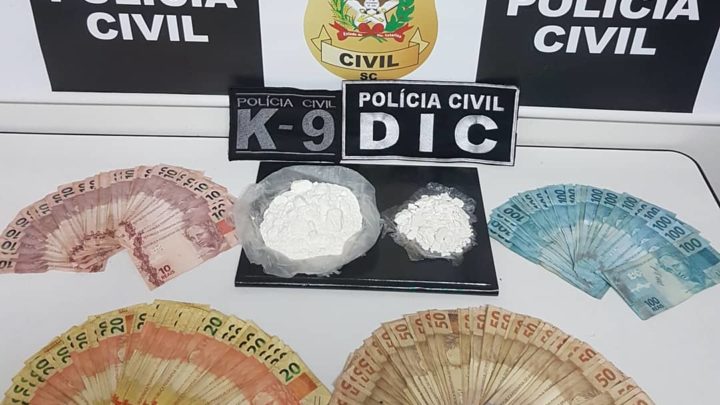 Polícia Civil realiza operação contra o tráfico de drogas e apreende crack, dinheiro, rádios comunicadores e prende quatro pessoas em Chapecó