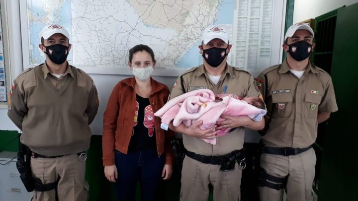Bebê engasgada é salva por policiais rodoviários em SC