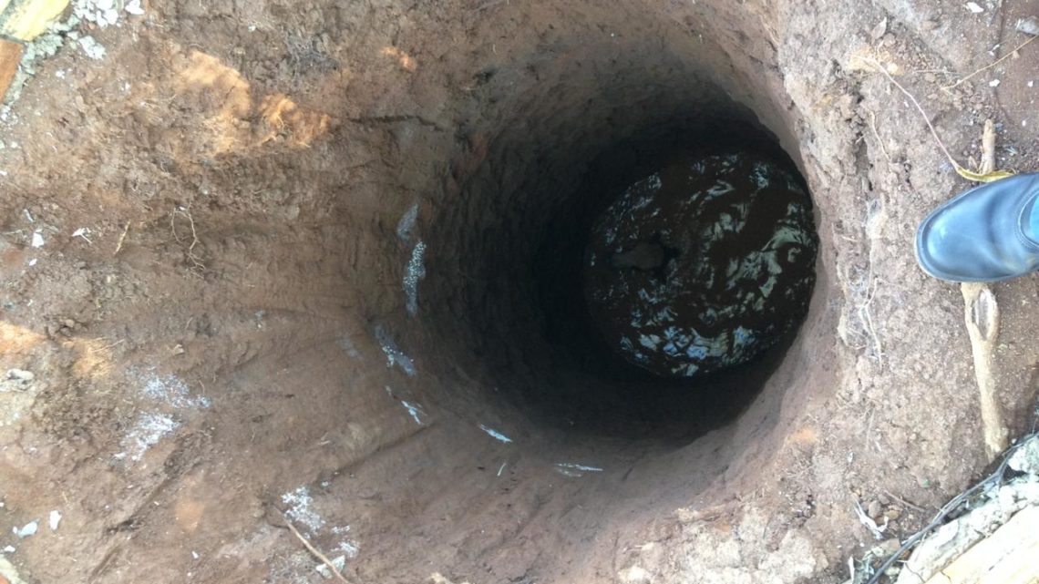 Bombeiros resgatam boi que caiu em poço de 10 metros de profundidade em Ipuaçu
