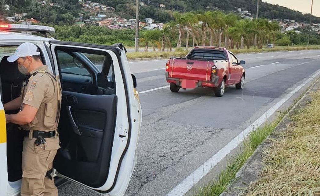 Motorista embriagado para o veículo em cima da pista e tira uma soneca em SC