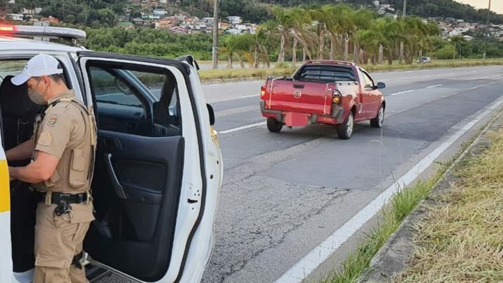 Motorista embriagado para o veículo em cima da pista e tira uma soneca em SC