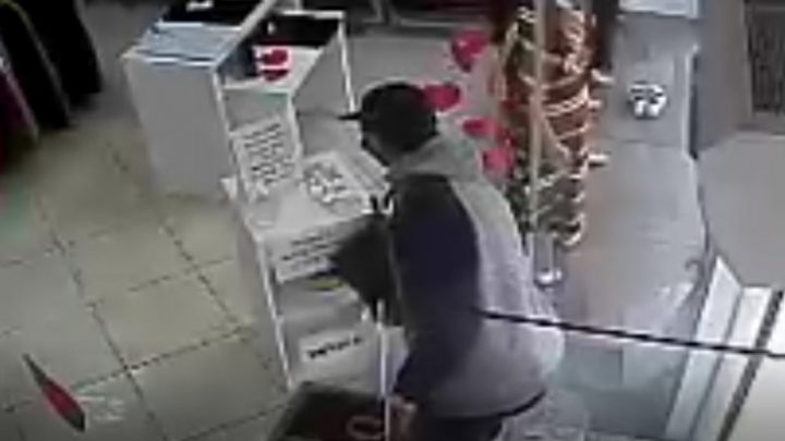 Vídeo – Homem furta calcinhas e camisas em loja no centro de Ouro