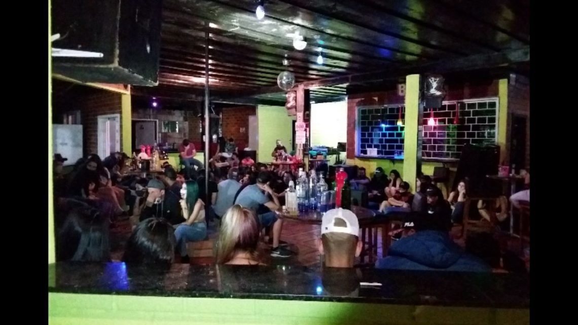 PM encerra festa com cerca de 90 pessoas em casa noturna de Chapecó